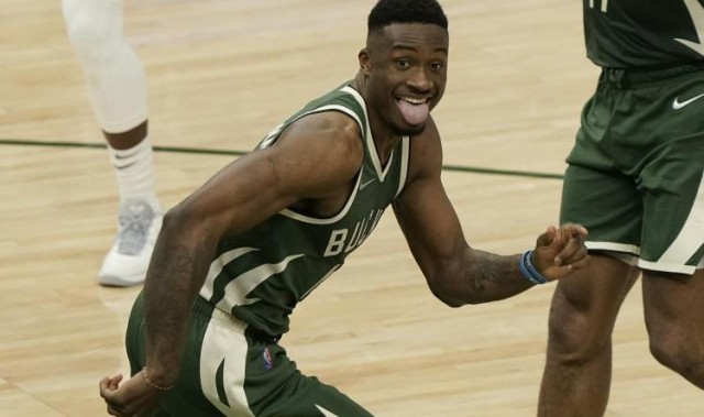 兄弟篮球！字母哥哥萨纳西斯自宣重返雄鹿